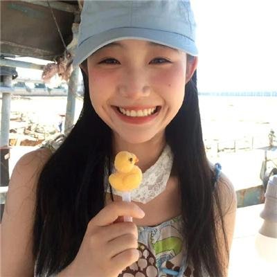 她来自胡志明市
